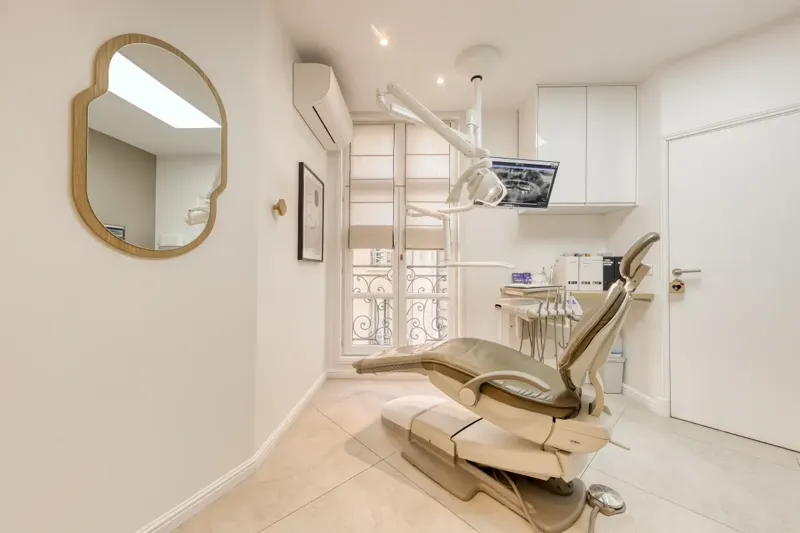 Salle de soins équipée et lumineuse