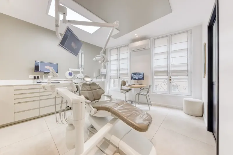 Salle de soins avec équipements modernes