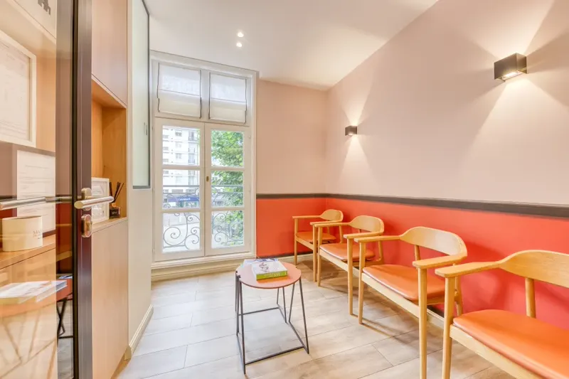Salle d'attente cosy et chaleureuse